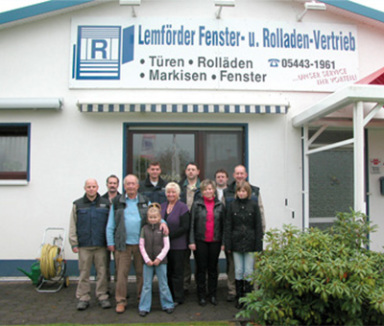 Familie Reimann und Mitarbeiter vor dem Firmen-Eingang Lemförder Fenster- u. Rolladen-Vertrieb