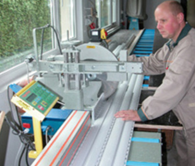Mitarbeiter an Rolladen-Schneide-Maschine - Werkshalle in Lemförde